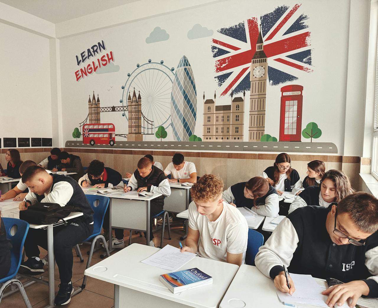 classroom-studying-english-with-british-theme